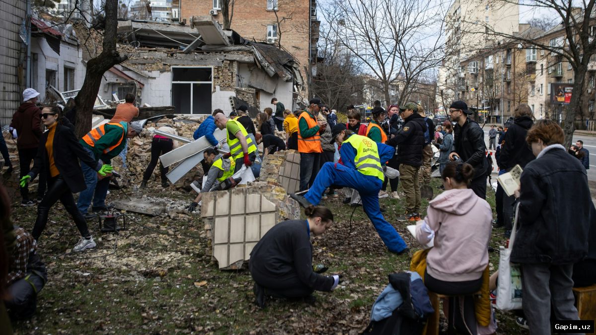 🇺🇦🏘️ Kiyevda raketa hujumidan so‘ng ko‘ngillilar yordami: Dobrobat minglab uylarni tiklamoqda