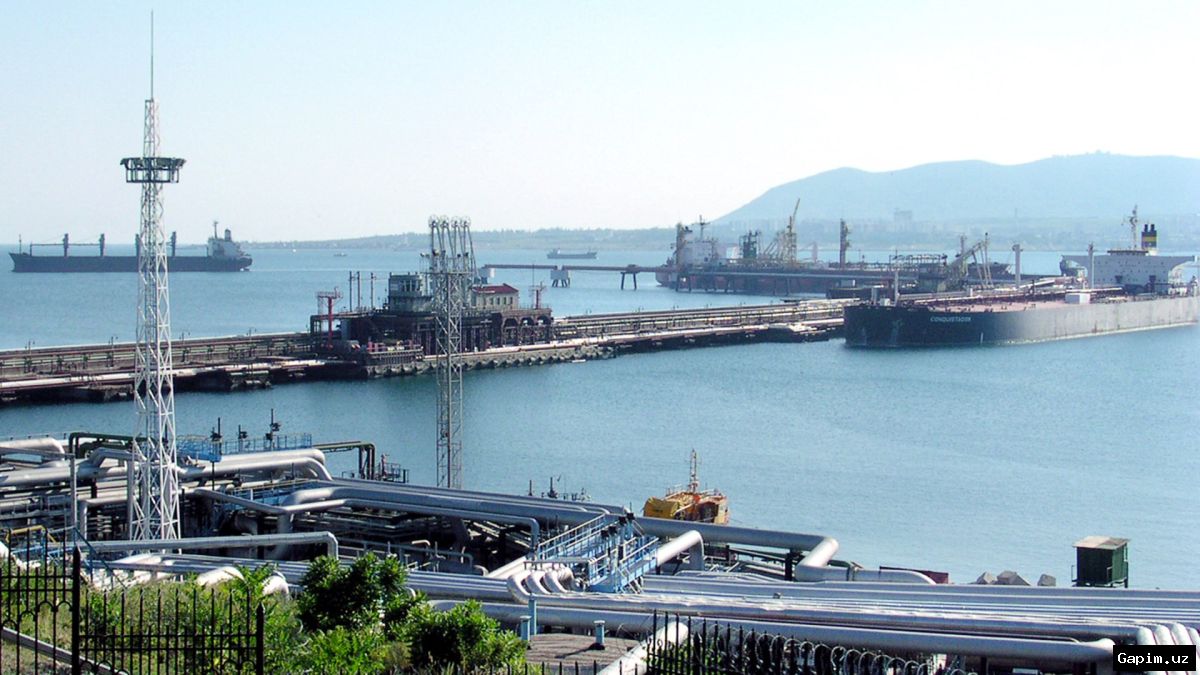 ⚓️🔥 Украина нанесла удар по российскому военному кораблю и нефтяной платформе в Чёрном море