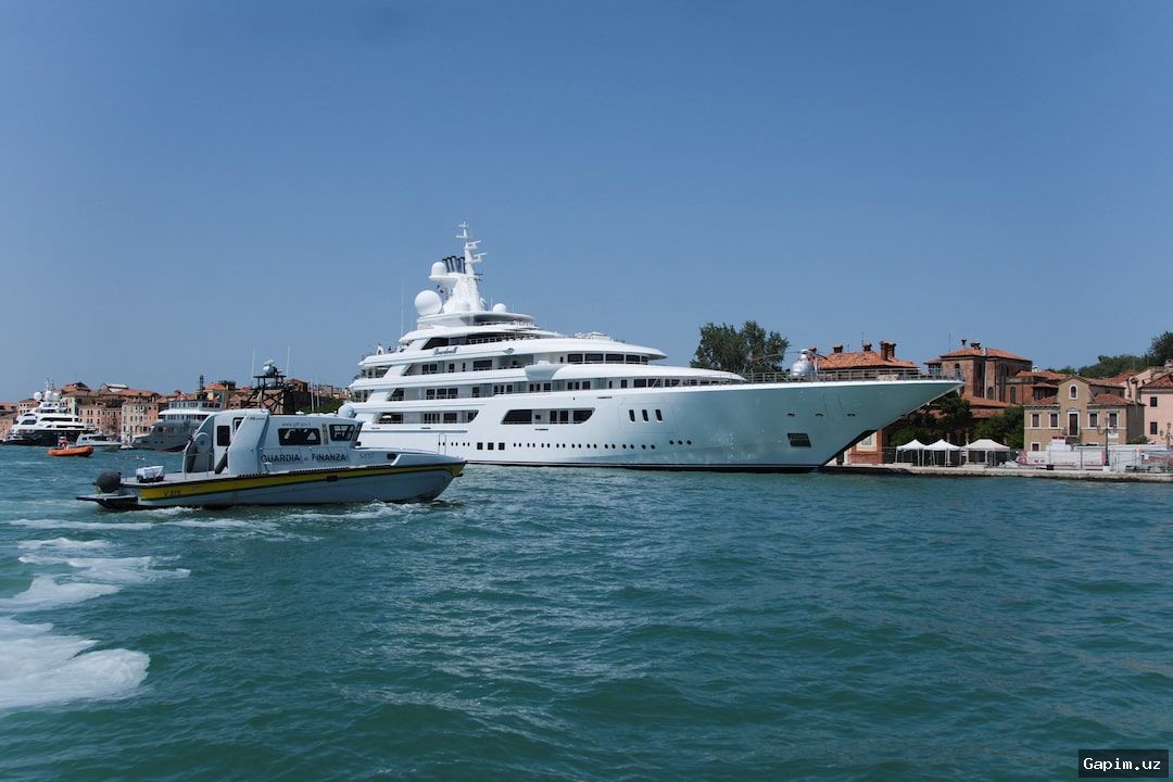 🎭🚤 Venetsiyada amerikalik milliarder elchiga qarshi norozilik namoyishi