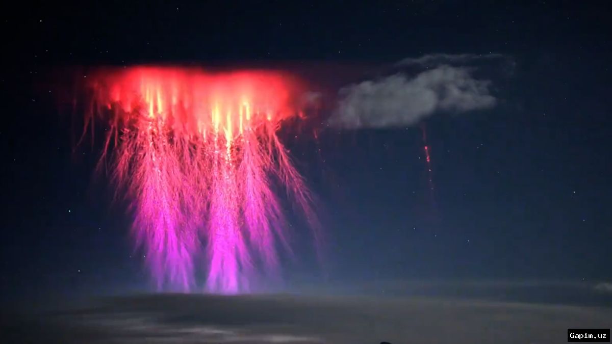 📸✨ French Photographer Captures Rare Upper-Atmosphere Red Sprites