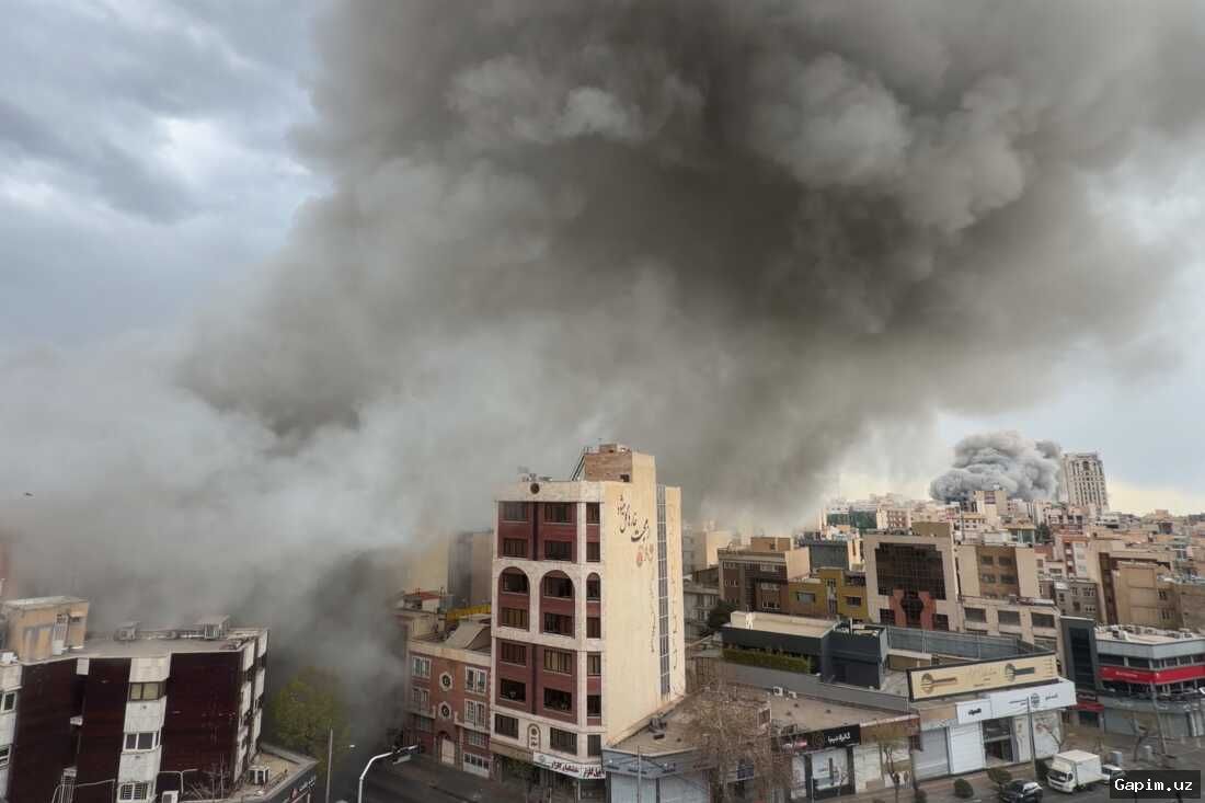 🚢💥 AQSh va Eron o'rtasidagi mojaro: Tramp hujumlarni bekor qildi, ammo dengiz blokadasi saqlanib qolmoqda