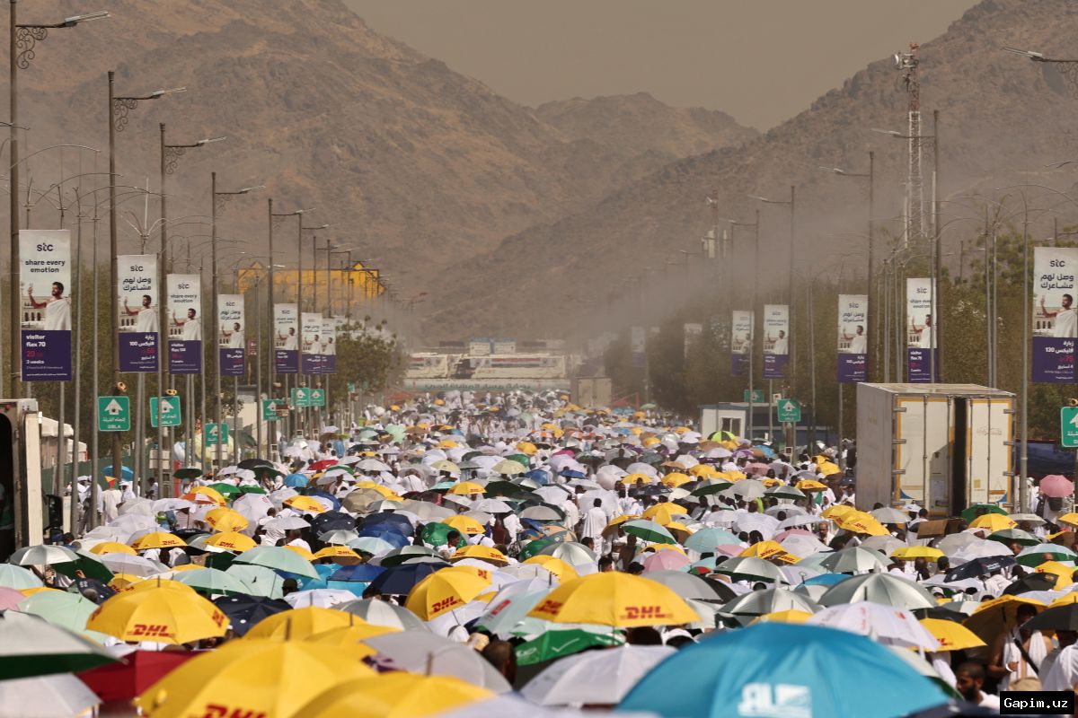 🕋☀️ Hajj ziyoratchilari Arafot tog‘ida jazirama issiqda ibodat qilmoqda