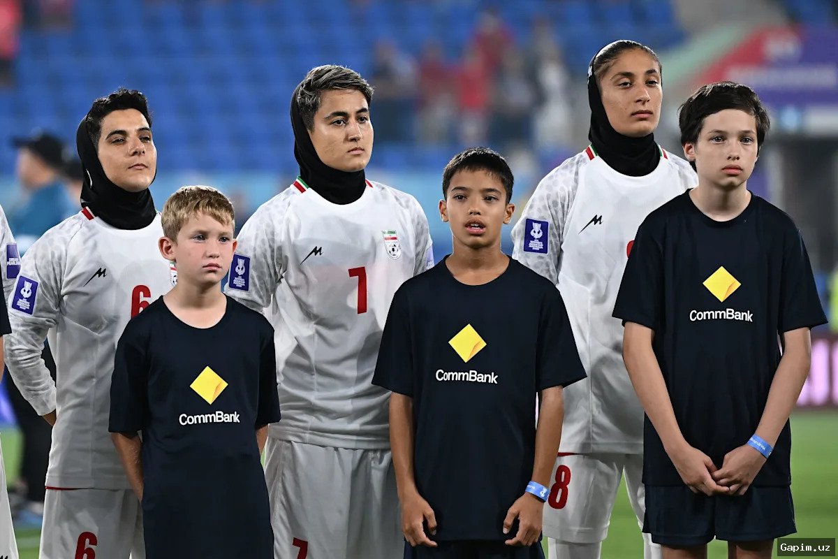 ⚽️🇮🇷 Женская сборная Ирана: Салют гимну против Австралии на фоне предположений о давлении властей