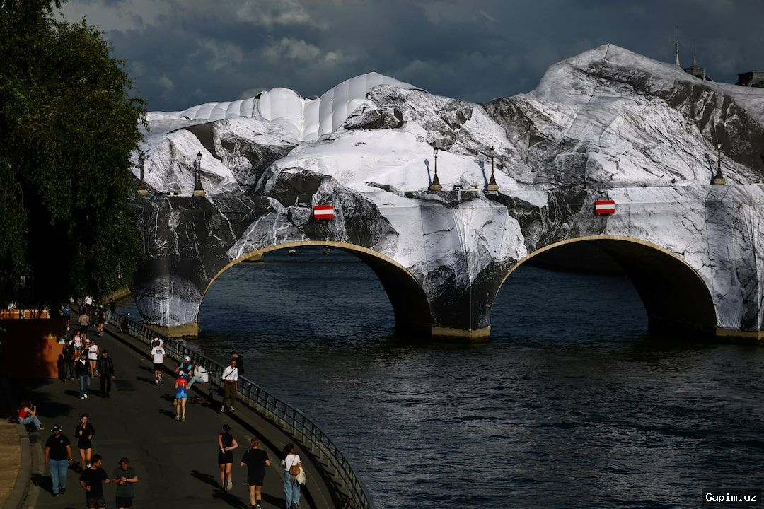 🎨🏛️ JR's 'La Caverne du Pont-Neuf' Engulfs Paris's Most Iconic Bridge
