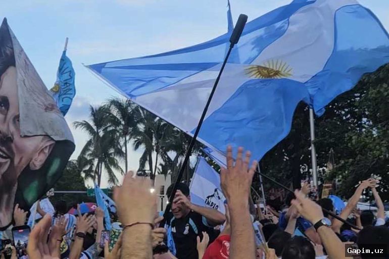 ⚽️🇦🇷 Argentina terma jamoasi mag‘lubiyatdan so‘ng vatanga qaytdi, ammo Messi yo‘q