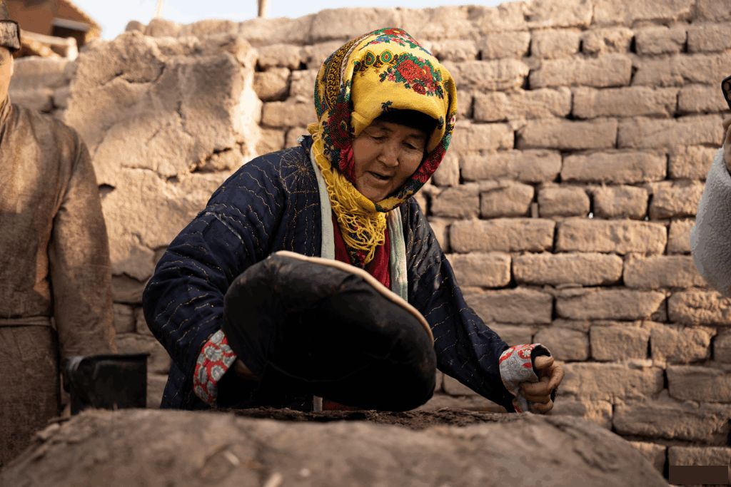 🧱👩‍🔧 Uzbek woman makes 1,200 bricks daily to support family