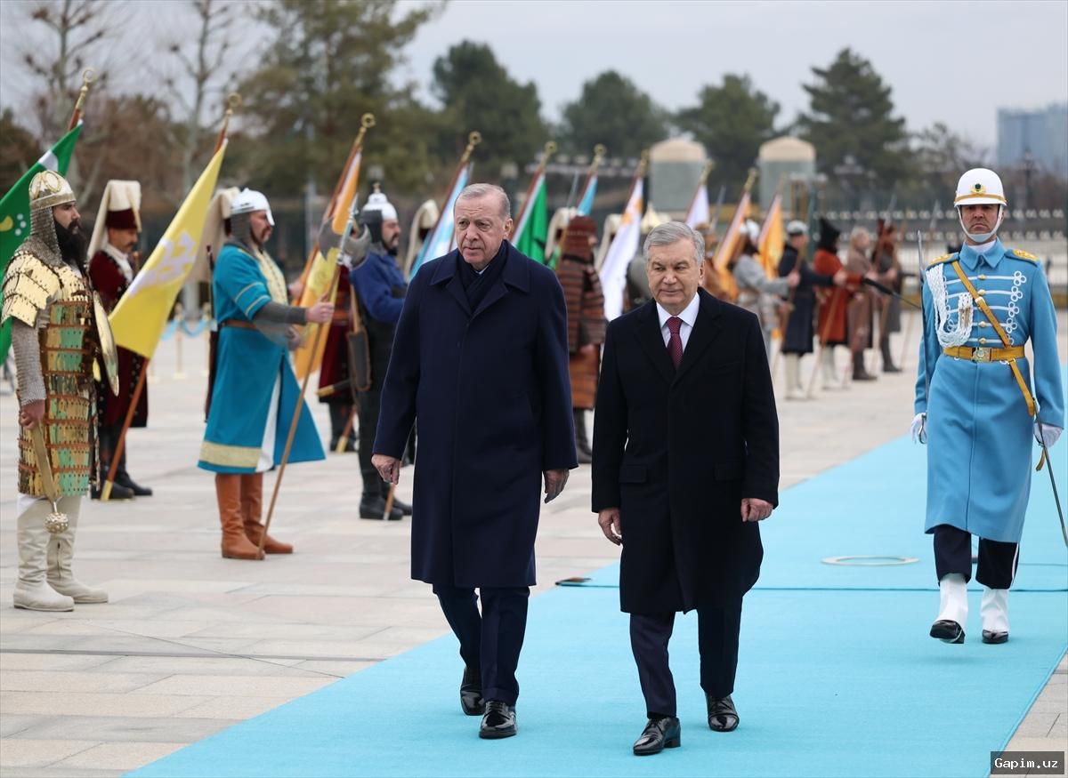 🇺🇿🏞️ President Shavkat Mirziyoyev Visits 'Dustlik' Mahalla and Inspects Renovation Along 'Khos Yoz' Canal in Bekabad
