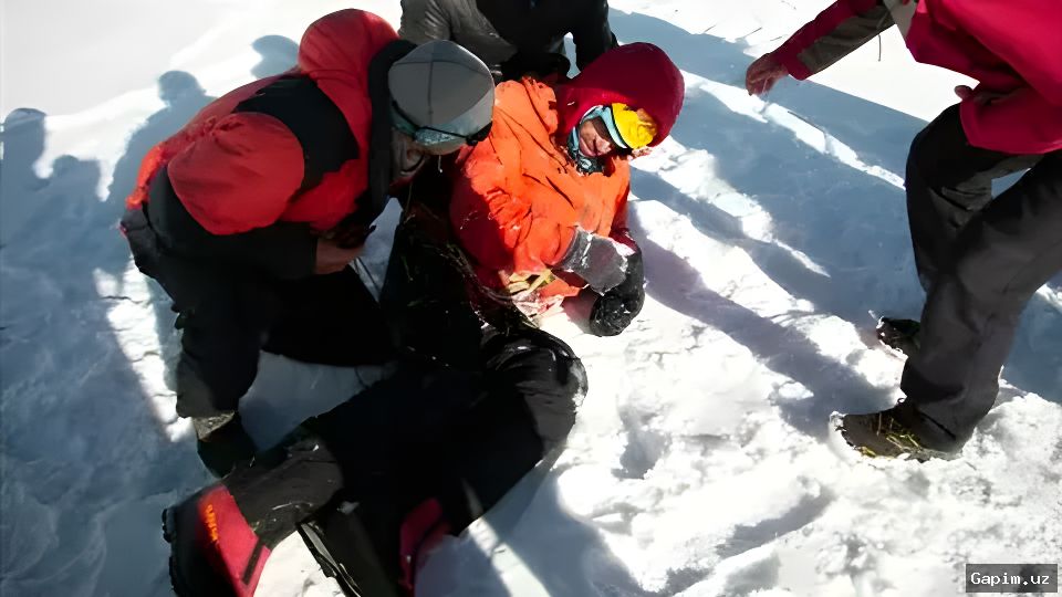 🏔️❄️ Попытки эвакуировать тело погибшей российской альпинистки с пика Победы вновь провалились