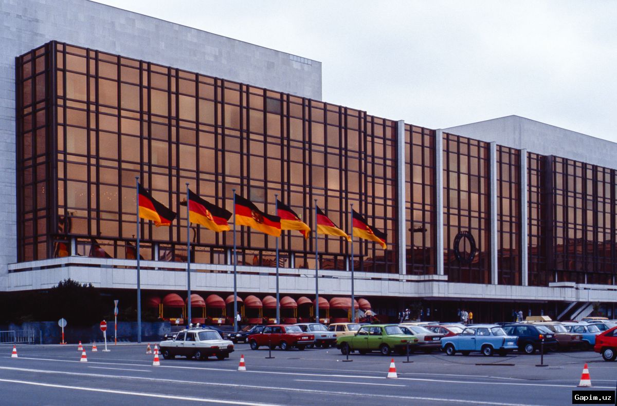 🏛️💭 Sharqiy Berlindagi 'Xalq Saroyi': Mavjud bo'lmagan binoning merosi