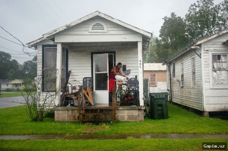 🚗🚨 Автомобиль врезался в участников парада Лаосского Нового года в США: 15 пострадавших