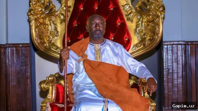 👑🇺🇬 Journalist crowned king of Uganda's Tooro Kingdom amid succession dispute