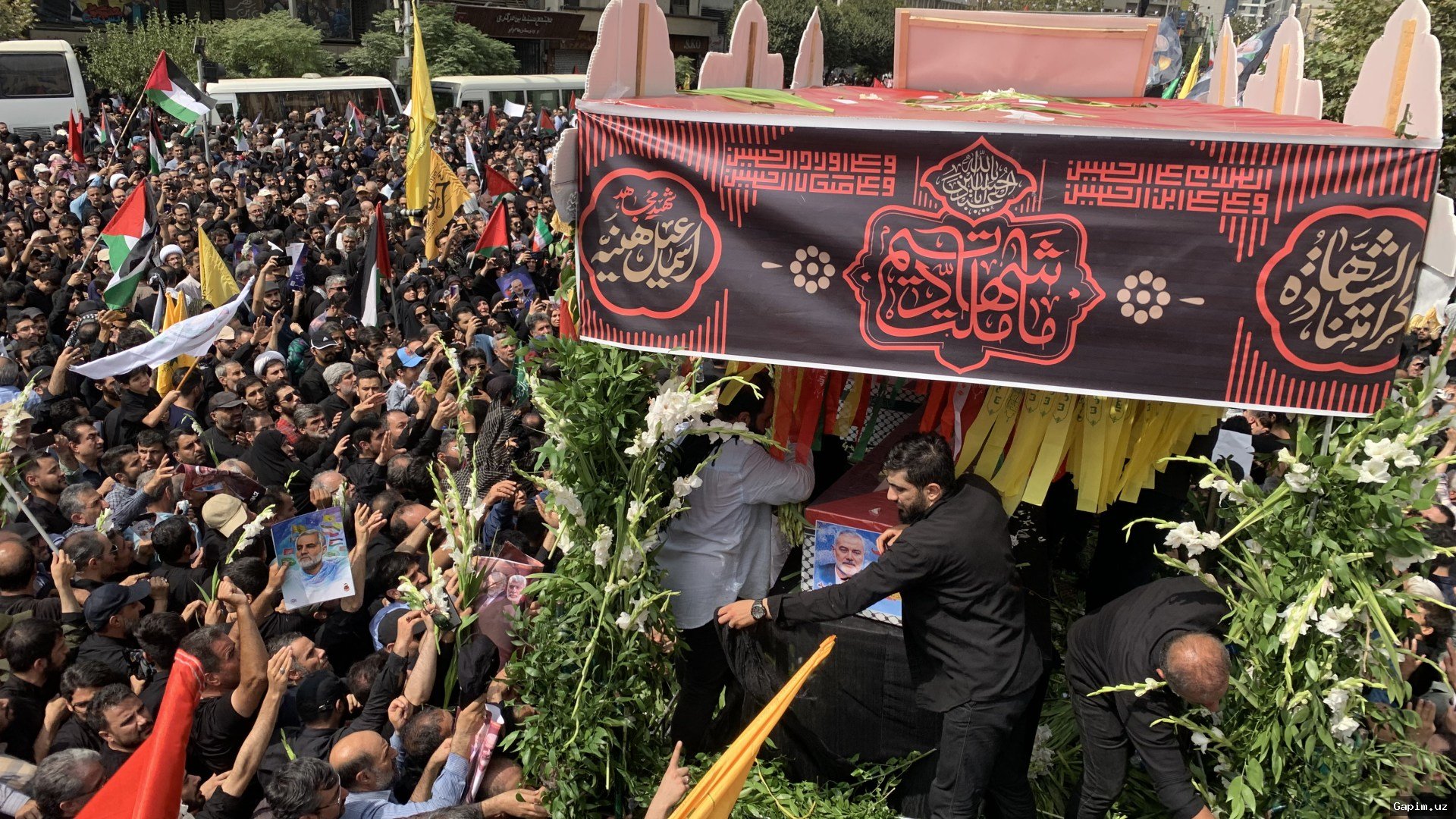 🕌🇮🇷 Iranian Worshippers Hold Friday Prayers Amid War: Memorial for Khamenei and Anti-US Protests