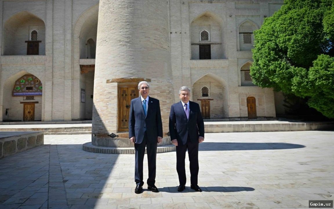 🕌🤝 Президенты в мавзолее Нақшбанди: Рабочий визит Токаева в Узбекистан начался с символического жеста