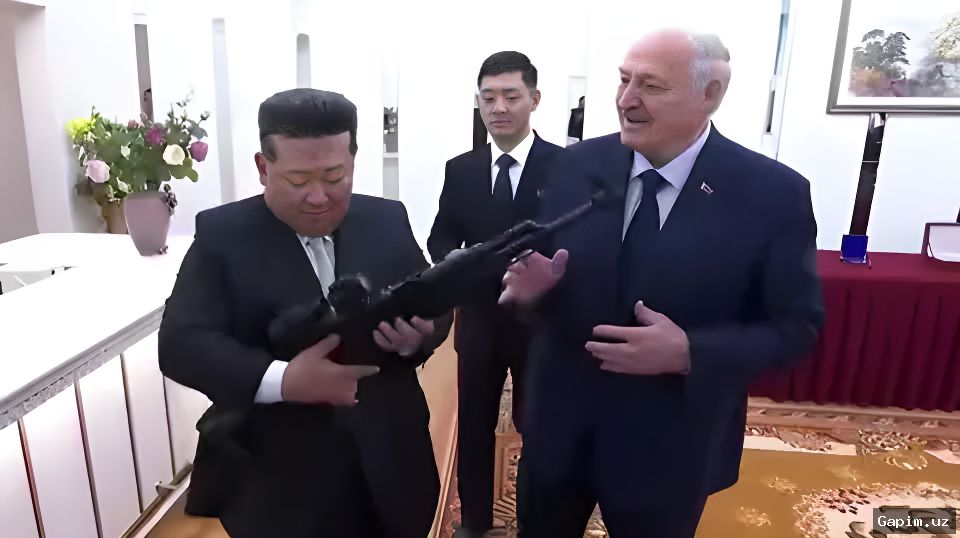 🔫🤝 Президент Беларуси Лукашенко подарил лидеру КНДР Ким Чен Ыну автомат