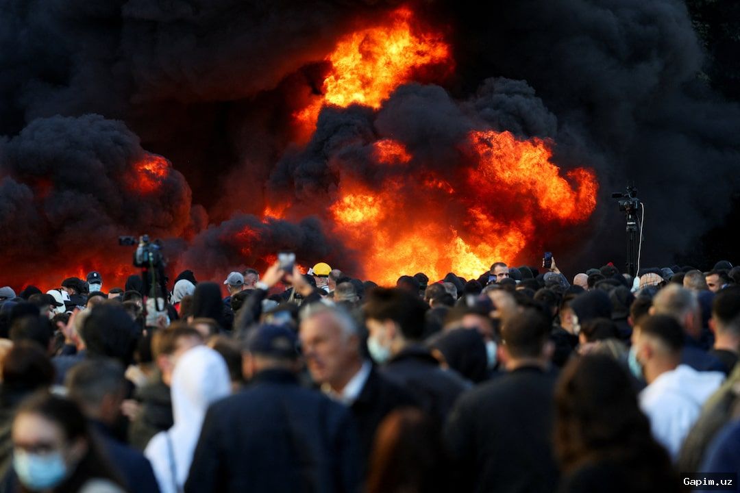 🇦🇱🔥 Беспорядки в Тиране: протестующие подожгли здание министерства образования Албании