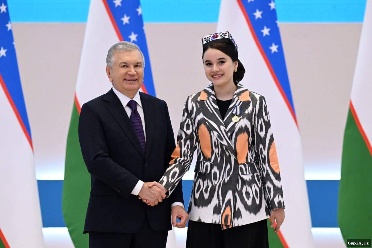 Шавкат Мирзиёев наградил выдающихся женщин Узбекистана в честь 8 Марта