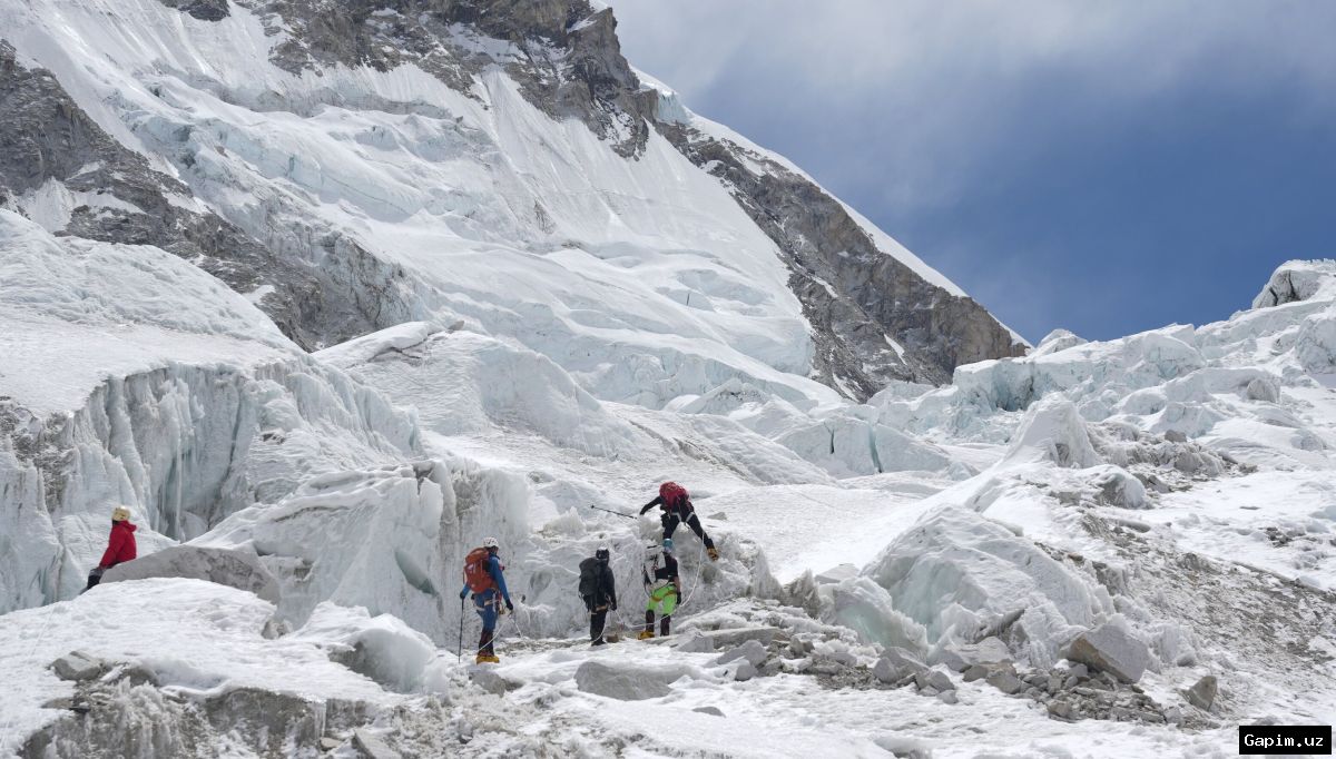 🏔️❄️ Huge ice block blocks Mount Everest route, raising fears of summit queues