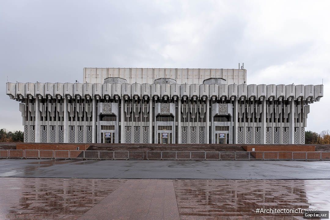 Original: Tashkent Palace of Friendship banner removal 🏛️🚫 Агентство культурного наследия приказало демонтировать рекламные баннеры у Дворца дружбы народов в Ташкенте