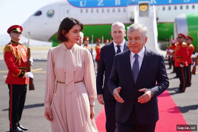 🇺🇿🇬🇪 Шавкат Мирзиёев посетил Площадь героев в Тбилиси