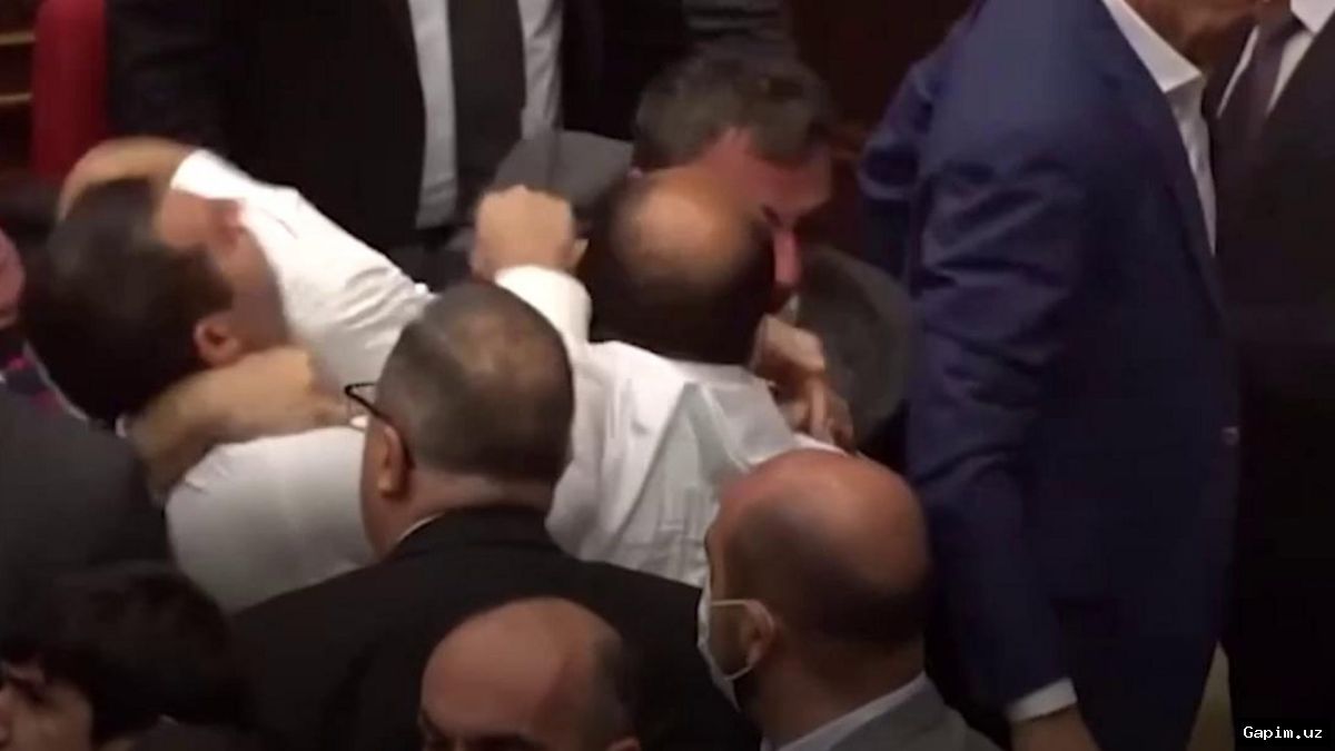 🇦🇲💥 Побоище в парламенте Армении: депутаты устроили массовую драку прямо в зале заседаний