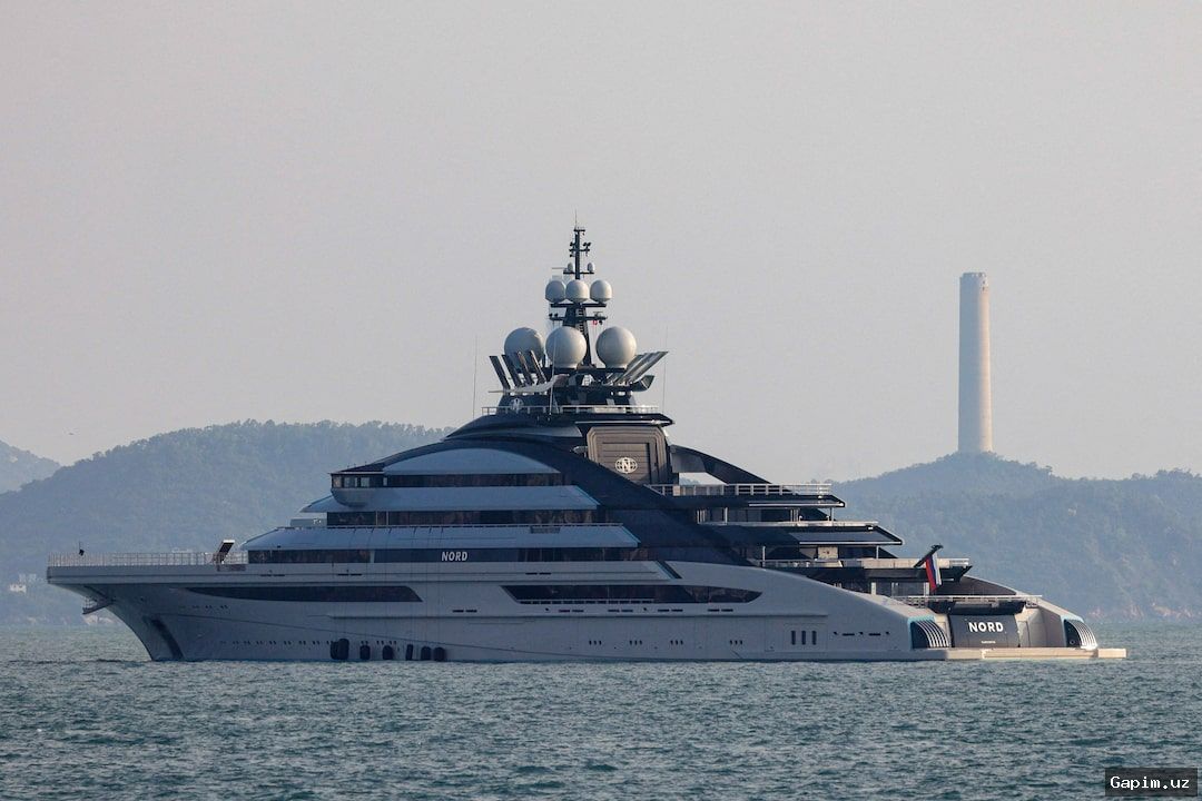 ⚓️🛥️ Суперъяхта, связанная с ключевым союзником Путина, прошла через Ормузский пролив