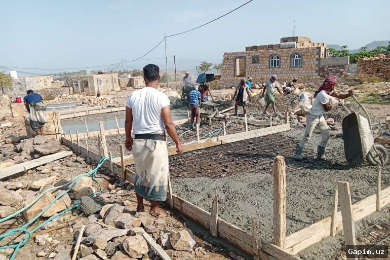 🌍🛤 In Yemen's Taiz, residents repair roads themselves amid water and infrastructure crisis