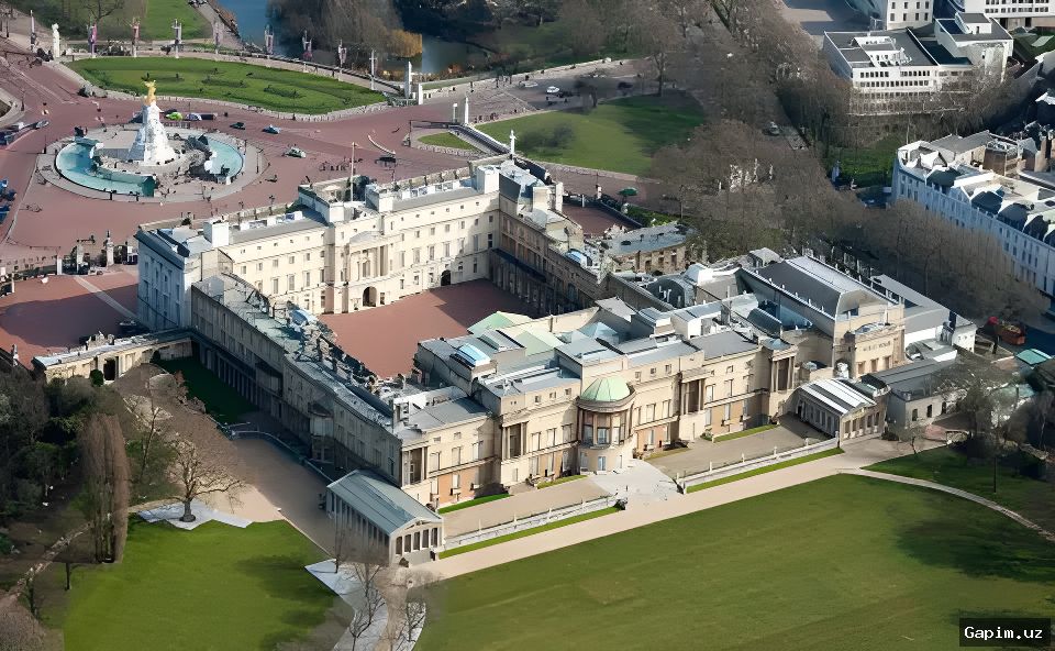 👑🏰 Король Карл III не будет жить в Букингемском дворце: новое решение монарха