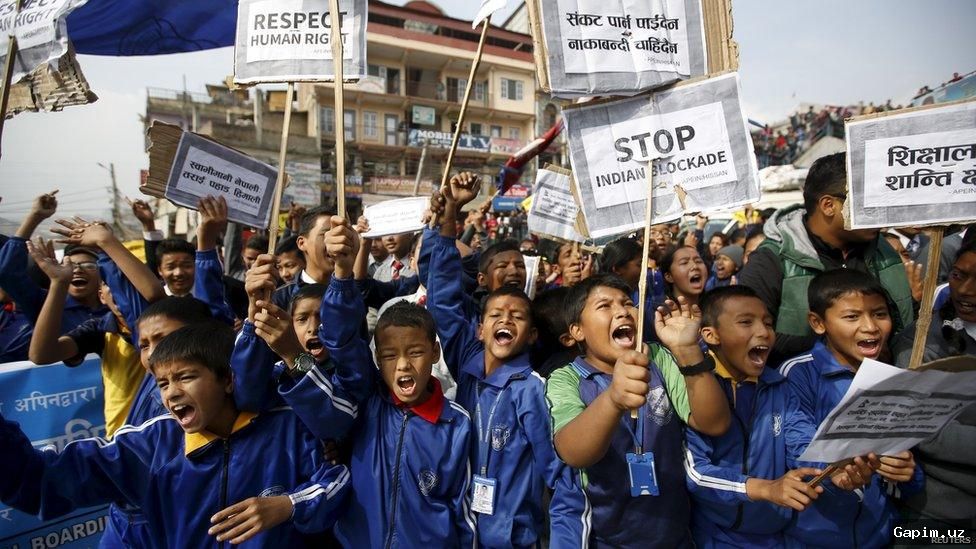 🇮🇳🏫 Hindistonda maktab o'quvchilari eskirgan binolar va o'qituvchilar yetishmasligiga qarshi norozilik bildirmoqda