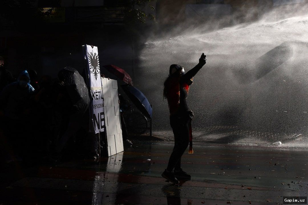 🚨🇦🇱 Albanian riot police clash with student demonstrators in Tirana