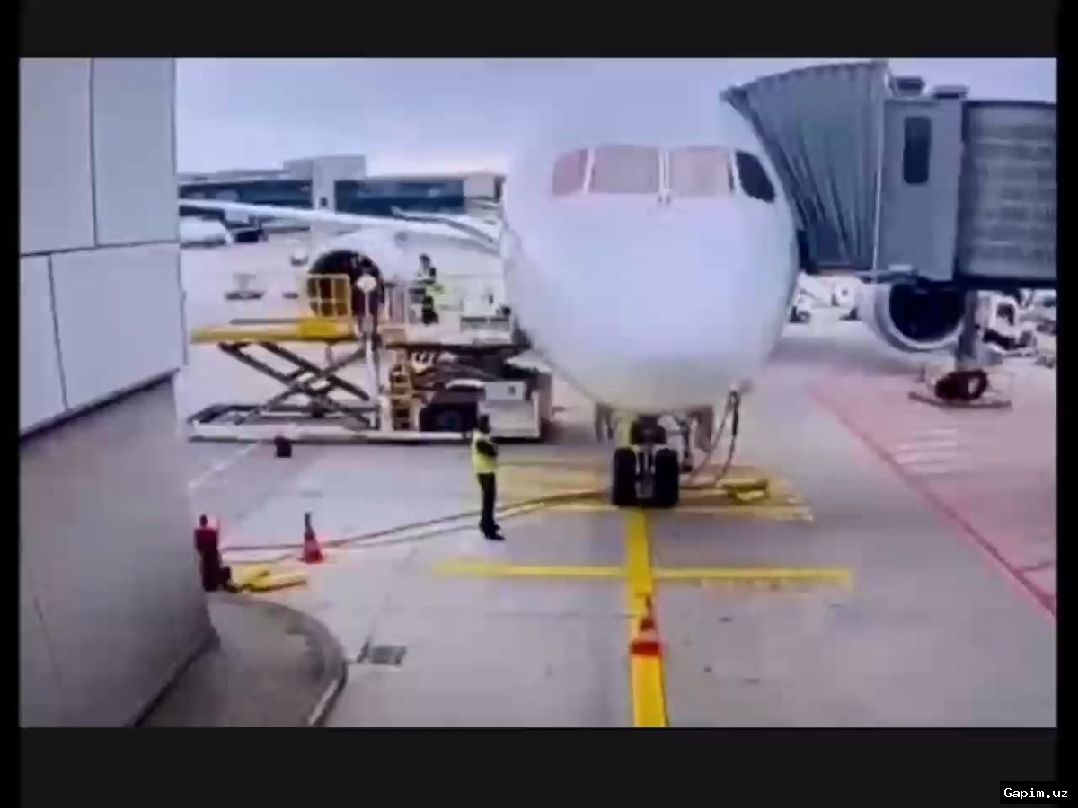 ✈️⚠️ Lufthansa Boeing 787 nose wheel collapses at Frankfurt Airport, crew injured
