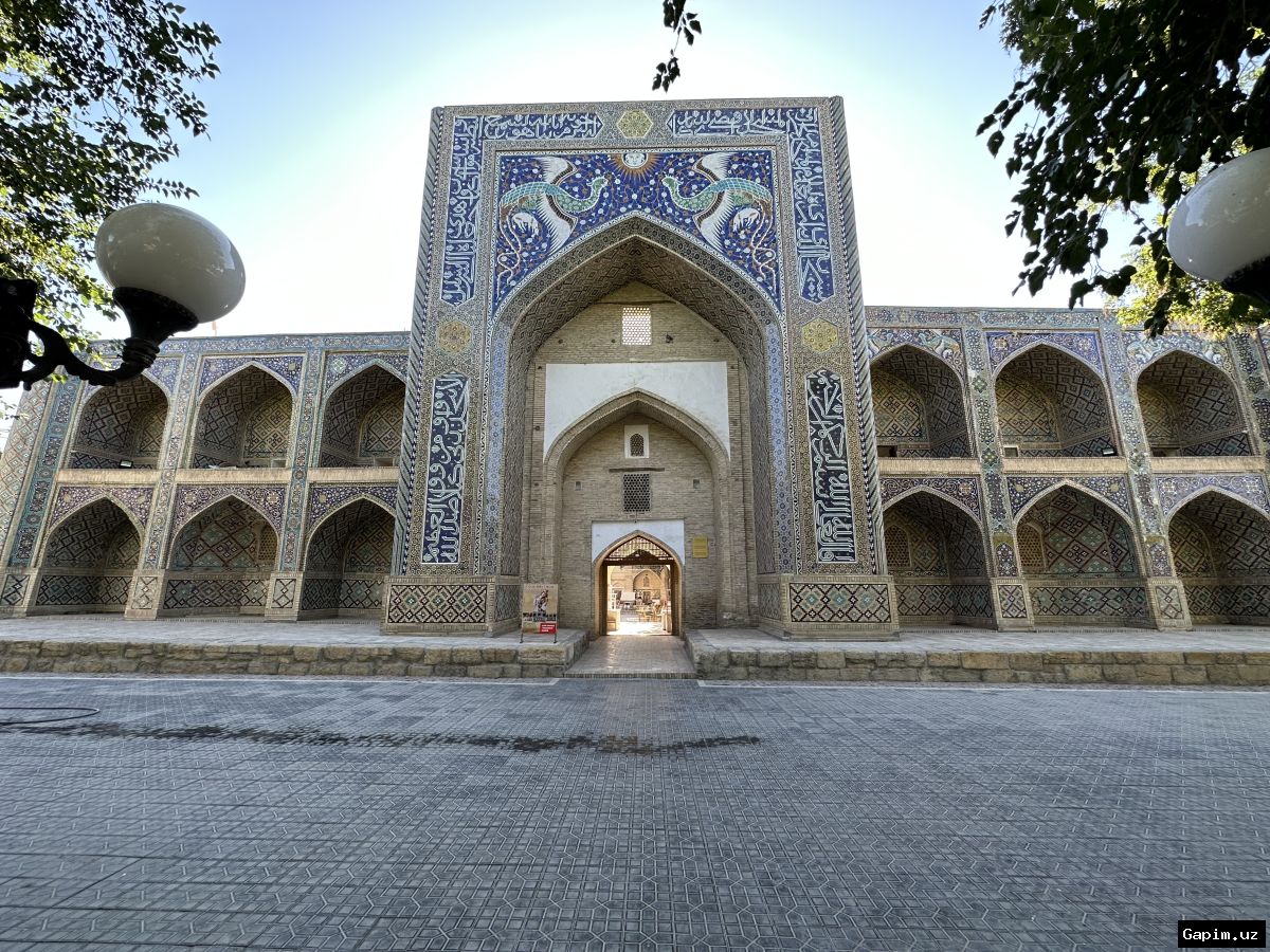 🏛️🎰 В Бухаре у стен памятника ЮНЕСКО незаконно разместили рекламу онлайн-казино