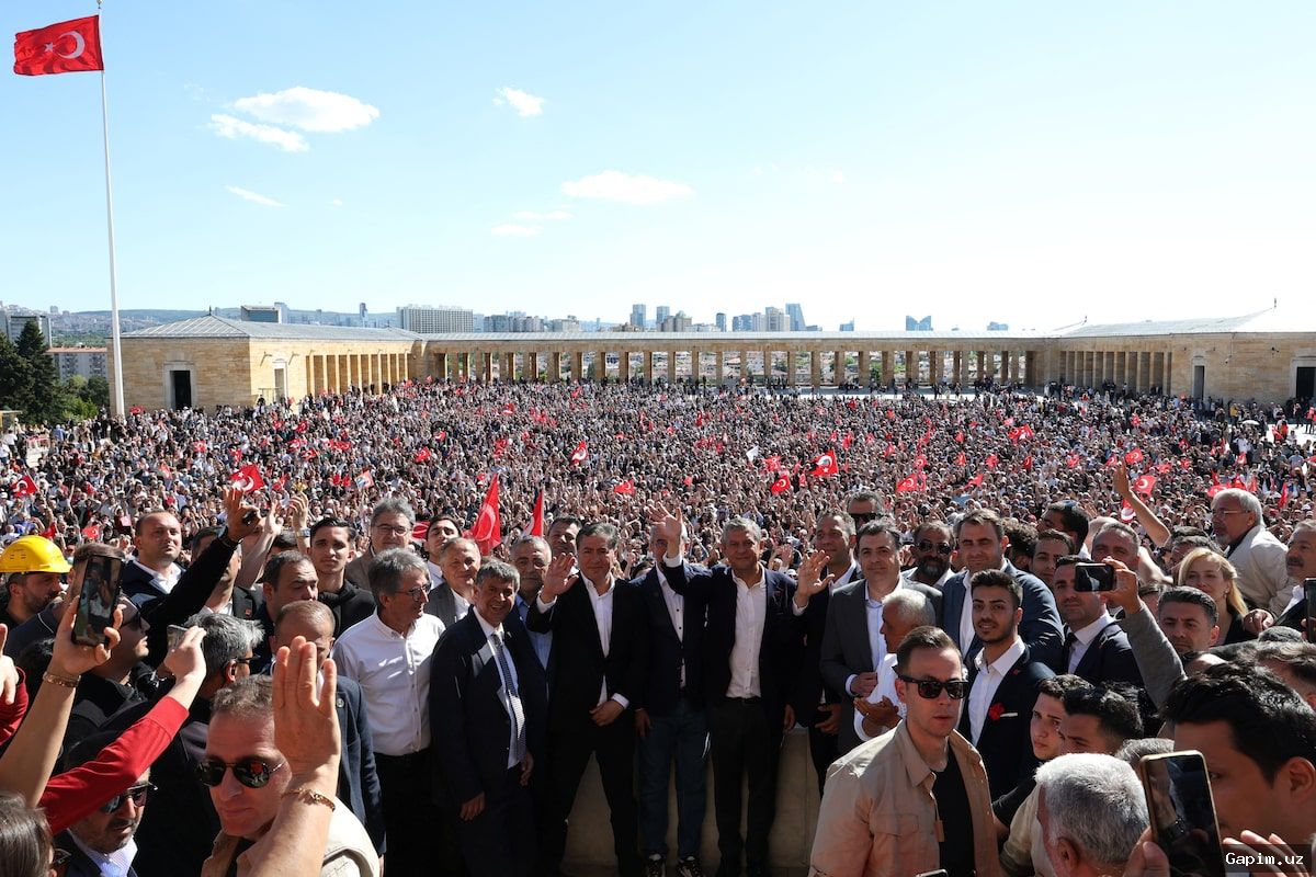 🇹🇷⚖️ Turkish opposition rivals hold dueling rallies in Ankara as court removes party leader
