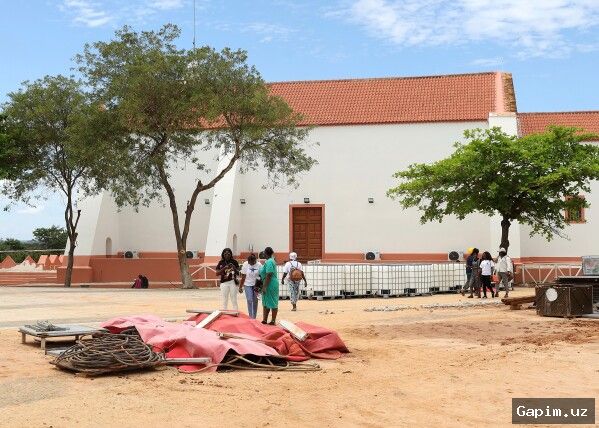 ✈️🙏 Папа Лев XIV прибыл в Анголу на фоне эскалации конфликта с Трампом