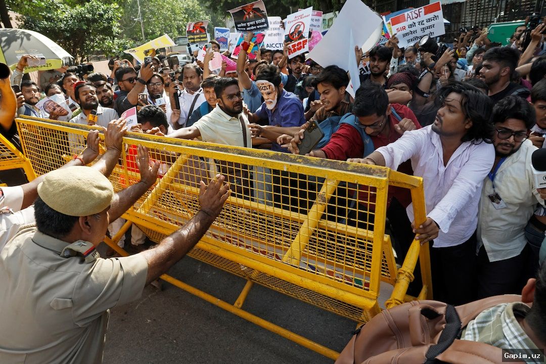 🗳️⚖️ Indian Opposition Demands Chief Election Commissioner's Resignation Over Voter Roll Allegations