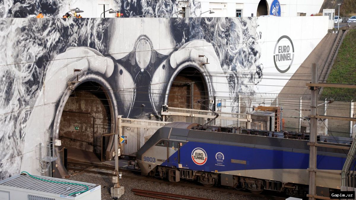 🚄🇫🇷 Во французском регионе у туннеля под Ла-Маншем произошло серьезное ДТП с участием автобуса и поезда