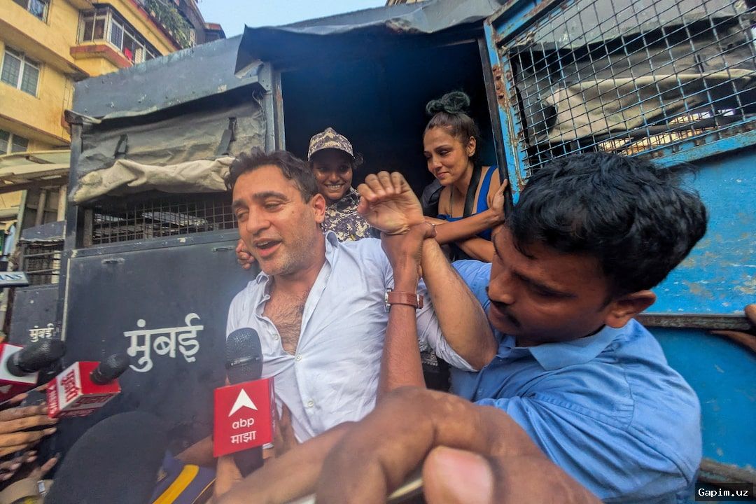 🎭🇮🇳 Indian authorities order actor Imran Khan to leave the country following protest participation