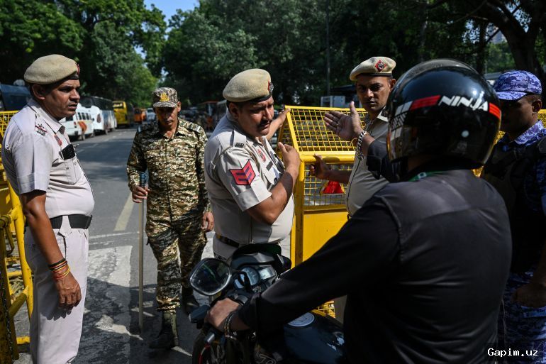 ⚖️🇮🇳 Hindistonda siyosiy taranglik: sudya tahdidlar tufayli chetga chekindi va muxolifat yetakchilarining ozod etilishi kechiktirildi