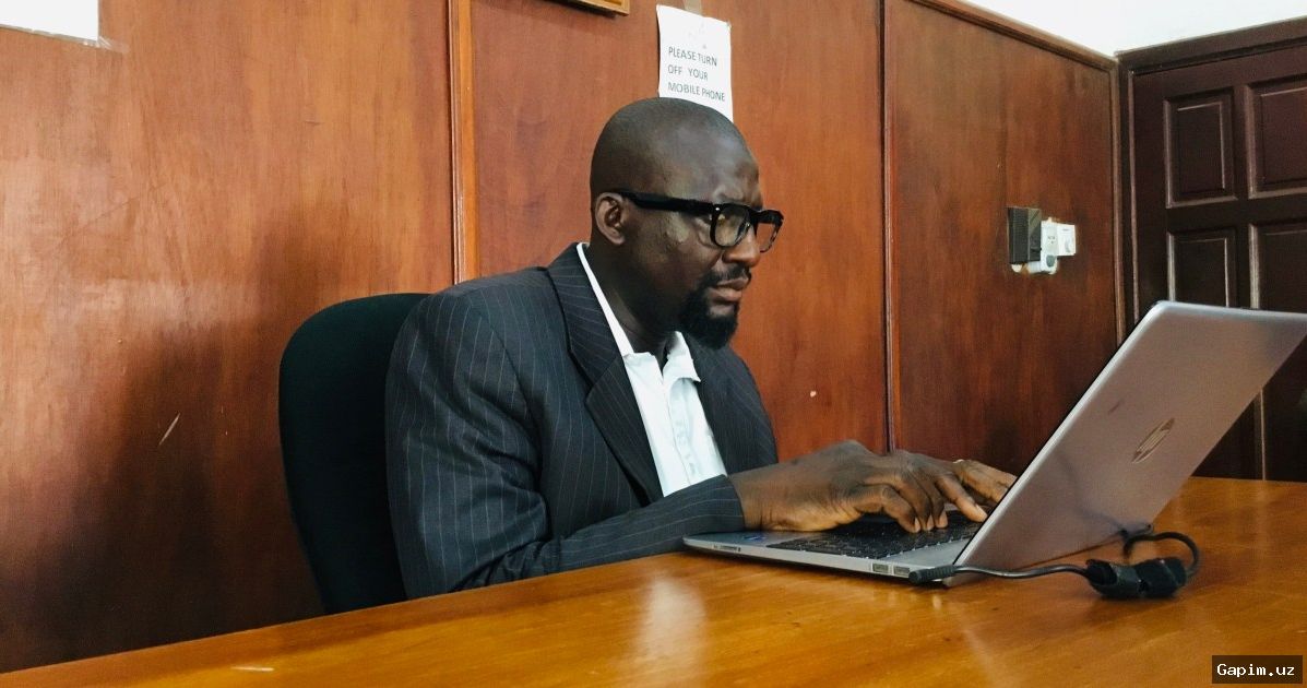 ⚖️🌍 Gambiyadagi ilk ko'zi ojiz magistrate: yutuqlar ortidagi tizimli muammolar