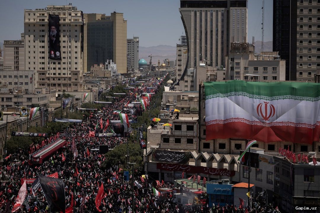 🇮🇷🔥 Иранцы собрались в Мешхеде на похороны убитого верховного лидера Хаменеи