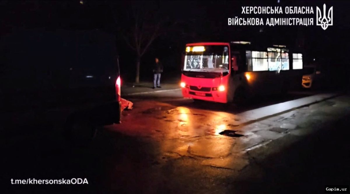 ⚔️💥 Rossiya harbiylari Khersonda avtobusga hujum qildi: 6 kishi halok bo‘ldi