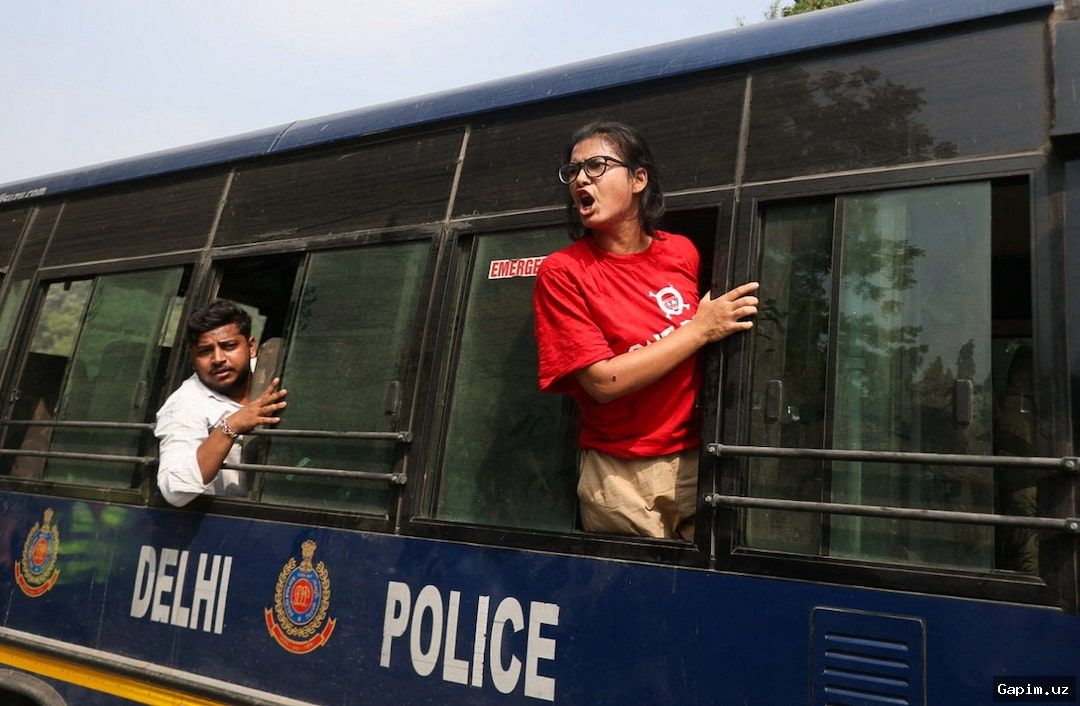 🇮🇳🔥 Студенческий лидер Неха Бора возглавила волну протестов поколения Z против Моди в Индии