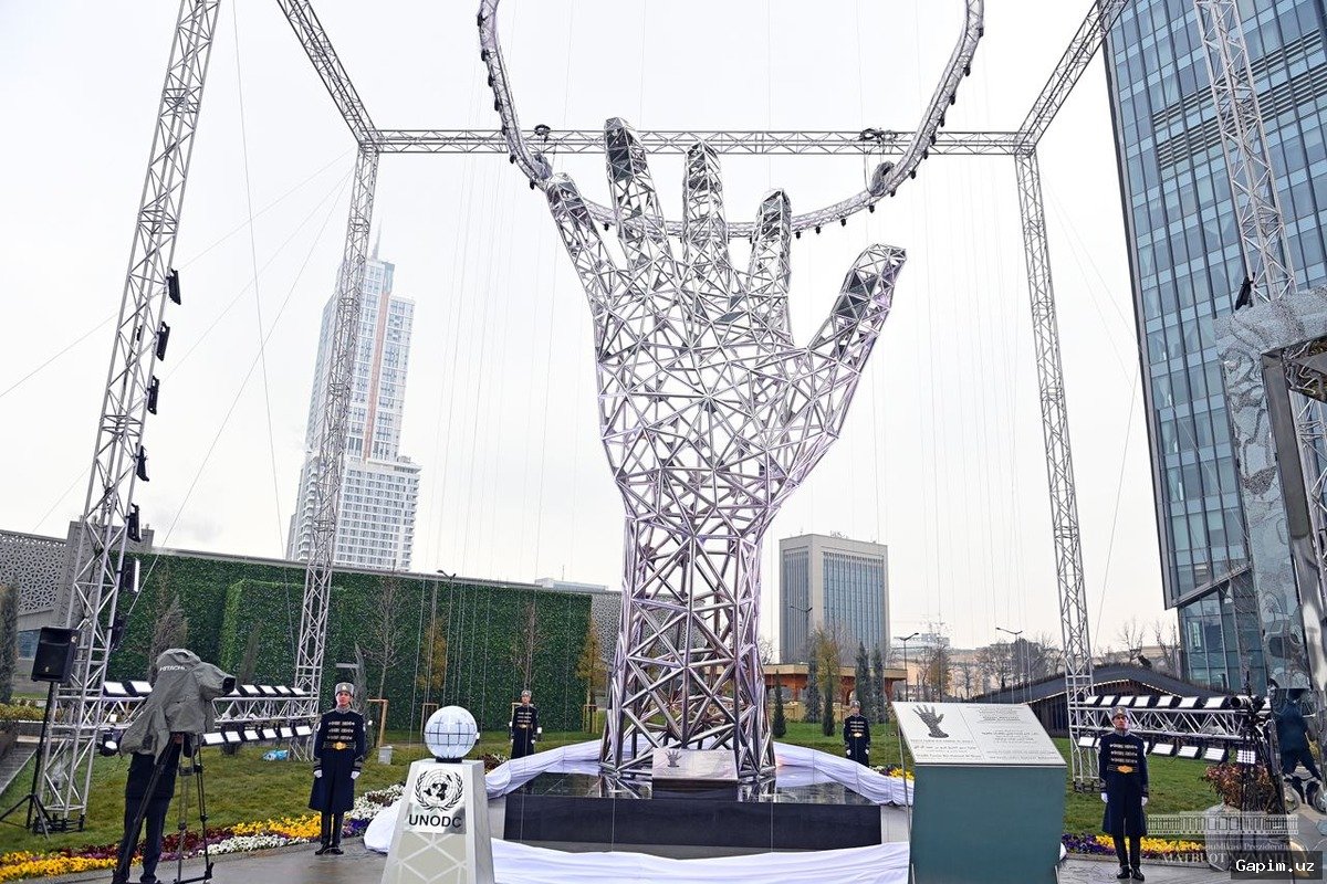 🚔🕊️ В Ташкенте открыли мемориальный комплекс в память о погибшем инспекторе ДПС Хосилбеке Эшназарове