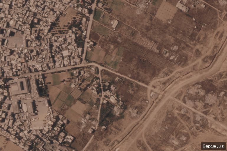 🏗️🌍 Israel builds giant earthen barrier in Gaza, deepening Palestinian fears of permanent land grab