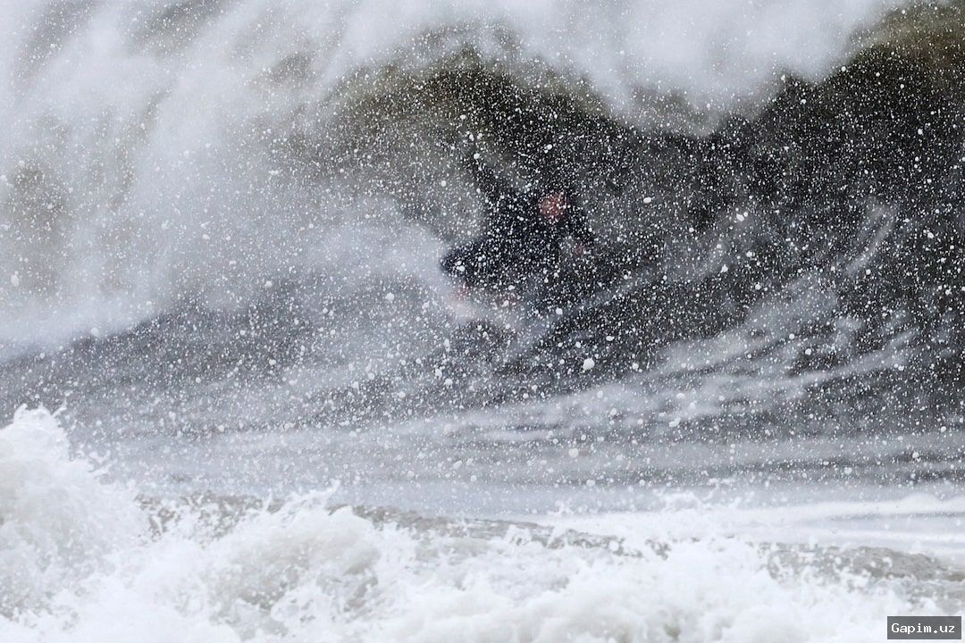 🌊🌧️ Powerful nor'easter slams northeastern US: flooding, power outages, and flight cancellations