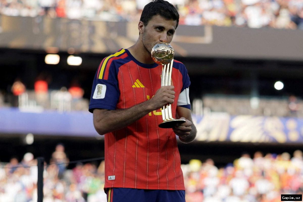 🏆🇺🇸 Awkward World Cup final moment: Trump blocks Spain from lifting trophy