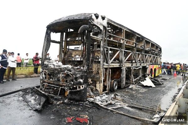 🚌🔥 В результате столкновения автобуса с грузовиком в индийском штате Андхра-Прадеш произошел пожар, погибли 13 человек