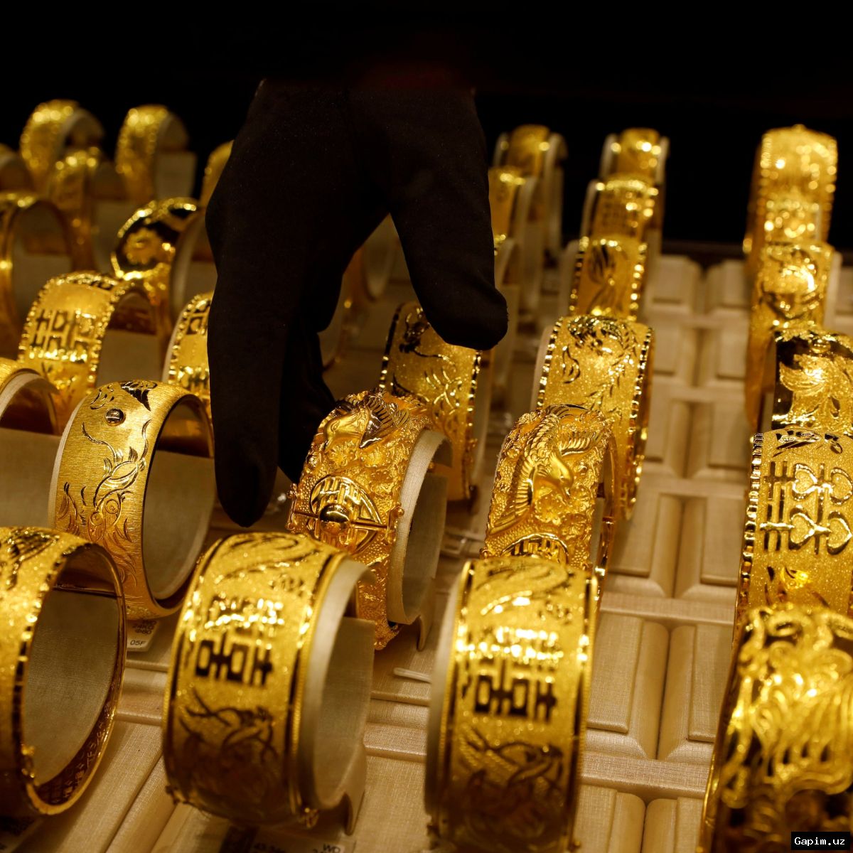 💍💰 Record gold prices force South Asian brides to ditch tradition for imitation jewellery