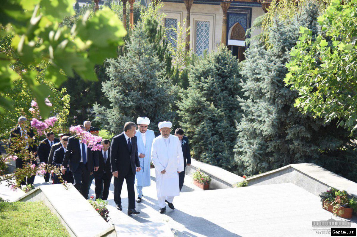 🕊️🌹 Президент почтил память жертв репрессий на Аллее «Шахидлар хотираси»